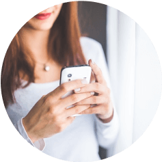 スマホで申し込みをしている写真