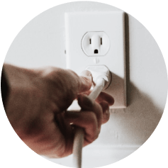 電源コンセントを挿している写真