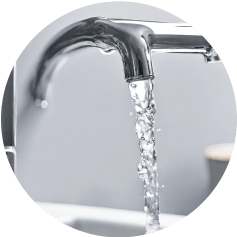 水を出している写真