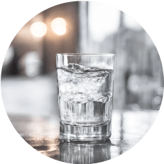 グラスに水が入っている写真