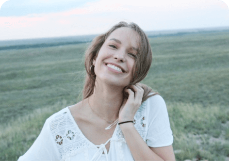 外国の女性の笑顔の写真