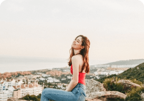 女性が自然の中で寛いでいる写真