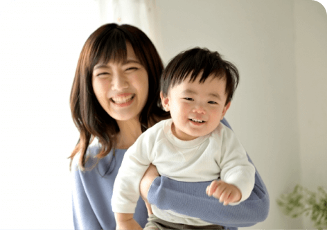 母親が赤ちゃんを抱いている写真