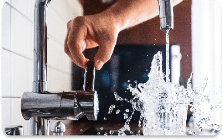 水を注いている画像