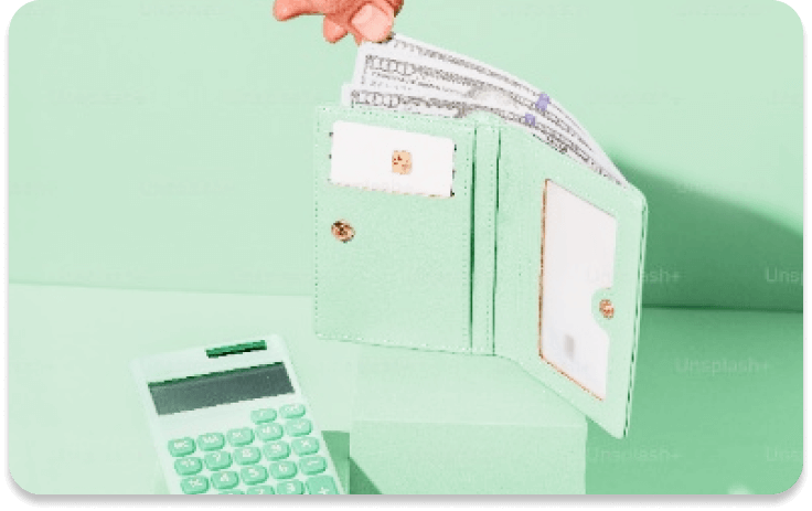 財布からお金を取り出す画像